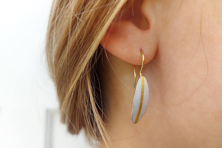 Earrings, elegant drop gold stripe by Hendrike Barz-Meltzer - alternative image