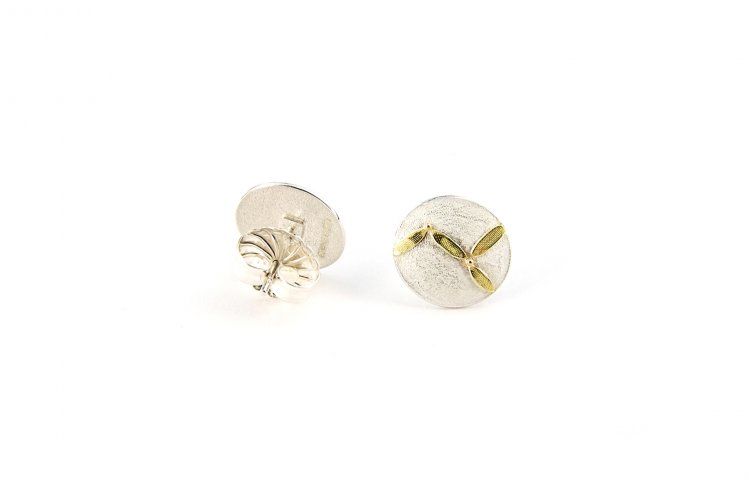 Oval Earstuds with irregular Gold Pattern by Hendrike Barz-Meltzer - alternative image