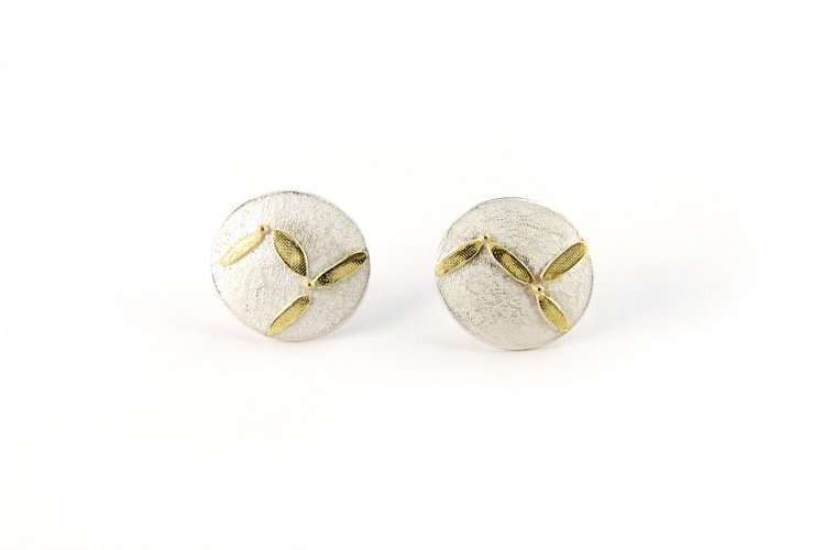 Oval Earstuds with irregular Gold Pattern by Hendrike Barz-Meltzer - alternative image