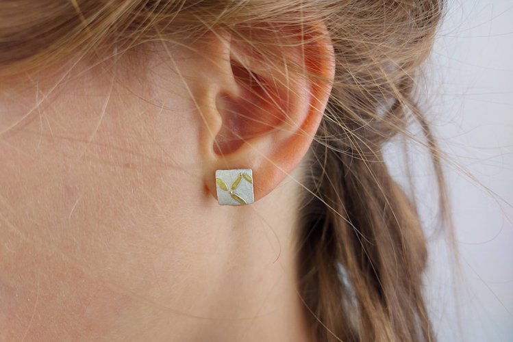 Square Earstuds with irregular Gold Pattern by Hendrike Barz-Meltzer - alternative image