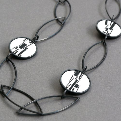 Shred Marked Long Leaf Chain Necklace by Mizuki Takahashi - alternative image